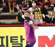 [김기자의 V토크] '식빵 언니' 김연경의 너스레 "마스크 써서 힘들었지만 입모양 가려져 좋아"