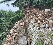 "폭우로 와르르"..성벽 무너진 유네스코 '남한산성' 긴급 복구