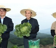 고랭지 배추 현장 찾은 추경호 "장차관 보수 10% 반납..내년 예산 올해보다 감축"