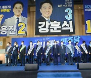 경남 찾은 민주당 전대 출마자들, 너도나도 '盧·文·김경수'