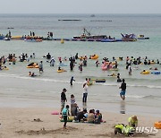 '광복절 연휴' 함덕해수욕장 찾은 피서객들