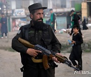 '재집권 1년' 탈레반, 여성 시위대에 경고사격..폭행·감금도