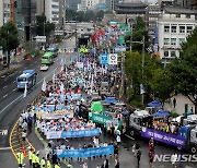 광복절 연휴 첫날, 비 내리는 도심서 대규모 집회..2.5km 행진[뉴시스Pic]