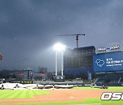 갑자기 내린 폭우로 창원 NC와 LG 경기 중단 [사진]