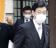 "아베 생각" 일본 각료 야스쿠니신사 참배, 외교부 "실망"..기시다 내각서 처음