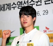 '수영 천재' 황선우, 한국 기록 보유자 꺾고 접영 100m 1위