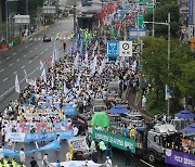 행진하는 8·15 집회 참가자들