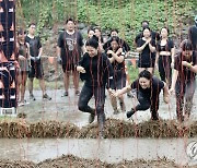진흙탕 장애물 통과하는 터프 머더 대회 참가자들