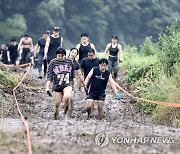 '생각보다 쉽지않네!' 터프 머더 대회 참가자들