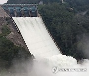 물기둥 이룬 춘천 소양강댐