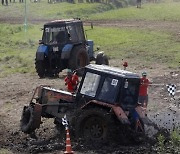 RUSSIA TRACTOR RACE