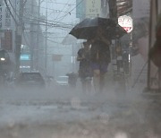 오전 충청·전북 돌풍에 강한 비..오후 전국 확대