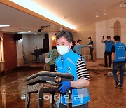 [포토]수해 복구하는 행안부 행복드림봉사단
