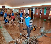 [포토]수해 복구하는 행복드림봉사단