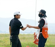 [포토] 신용구 '16번홀 버디로 공동선두'