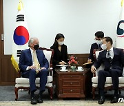 권영세, 마키 美상원의원 만나 "대북정책 추진 협력"