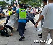 스님들, 강남서 '선거 개입' 비판한 노조원 폭행..오물도 던졌다