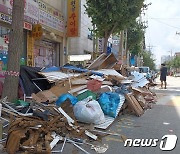 "주말 폭우 예보에 가슴 쓸었는데"..'비 주춤' 일요일 수해복구 구슬땀