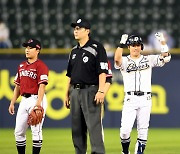 [포토] 허경민 '다시 동점 만들었어'