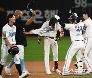 [포토] 끝내기 안타 심우준 '격한 축하'