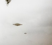 "공개 못하게 봉쇄하라"..32년 만에 공개된 UFO 사진
