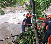 산 넘고 물 건너 달려간 구조대원들..산사태 매몰 주민 구출했다