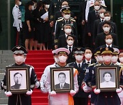 광복군 예우한 尹대통령 "이름 없이 쓰러진 영웅들, 끝까지 기억"