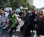 "일과 자유 달라"..아프간 여성 시위에 탈레반 구타로 대응