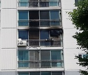 부산 서구 아파트서 화재..소방관 1명 부상