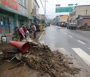 충남 부여 폭우에 피해 속출..트럭 떠내려가 2명 실종