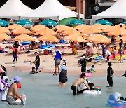'여름 휴가 절정, 북적이는 제주 협재해수욕장'