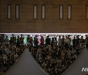 서울시향, 광복 77주년 기념 음악회 바라보는 시민들