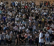 서울시향, 광복 77주년 기념 음악회 바라보는 시민들