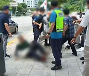 승복 차림 남성들, '1인 시위자' 폭행하고 오물 투척