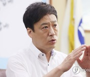 연합뉴스와 인터뷰하는 정성국 교총회장