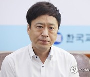 질문 듣는 정성국 교총회장