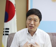 질문에 답하는 정성국 교총회장