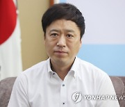 질문 듣는 정성국 교총회장