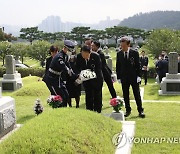 한국광복군 이재현 지사 묘소 참배하는 윤석열 대통령