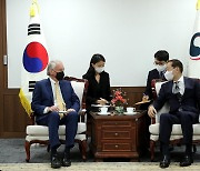 권영세 장관, 미국 상원 외교위 동아태소위원장과 면담