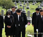 한국광복군 이재현 지사 묘소 참배하는 윤석열 대통령