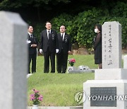 한국광복군 이재현 지사 묘소 참배 마친  윤석열 대통령