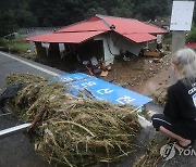 [집중호우] 기록적 폭우에 쑥대밭 된 부여 마을..복구 주민 '망연자실'