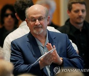 "흉기피습 루슈디, 인공호흡기 떼고 대화 가능"