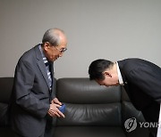 애국지사에 고개 숙여 인사하는 윤석열 대통령