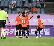 윤빛가람 부활포 두 방..K리그1 제주, 포항에 5-0 대승(종합)