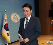 미소 지으며 떠나는 강훈식