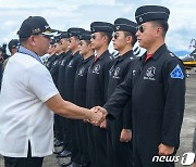 블랙이글스 조종사들 격려하는 필리핀 국방장관