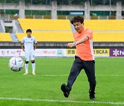 [현장리포트]축구장 첫 방문 강원 구단주 김진태 지사 "광복절, 축구장에서 모두 하나가 되길"