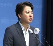 이준석 "尹 성적 25점"..취임 100일 앞두고 '난타전'